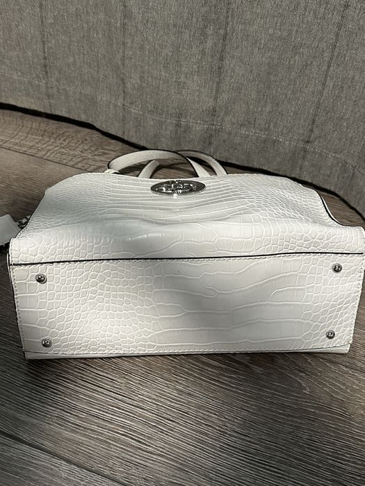 Оригинална бяла чанта Guess