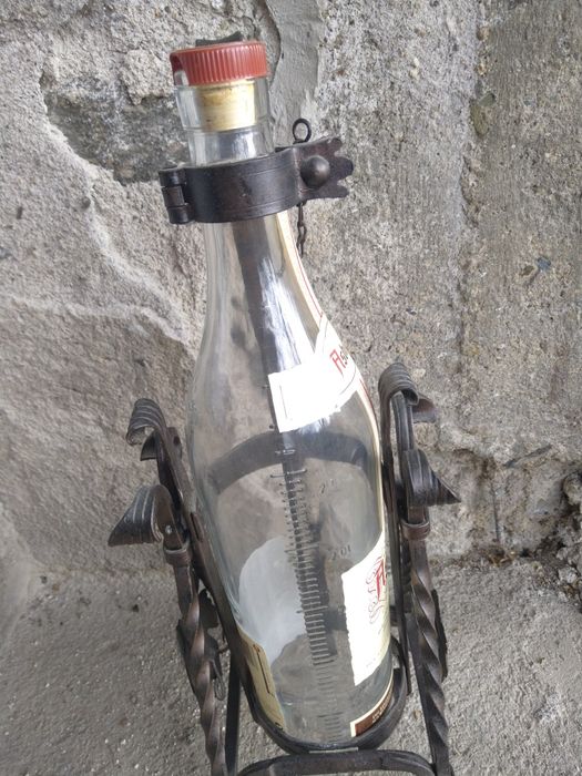 Продавам огромна стойка за бутилка от ковано желязо в стил Арт Нуво