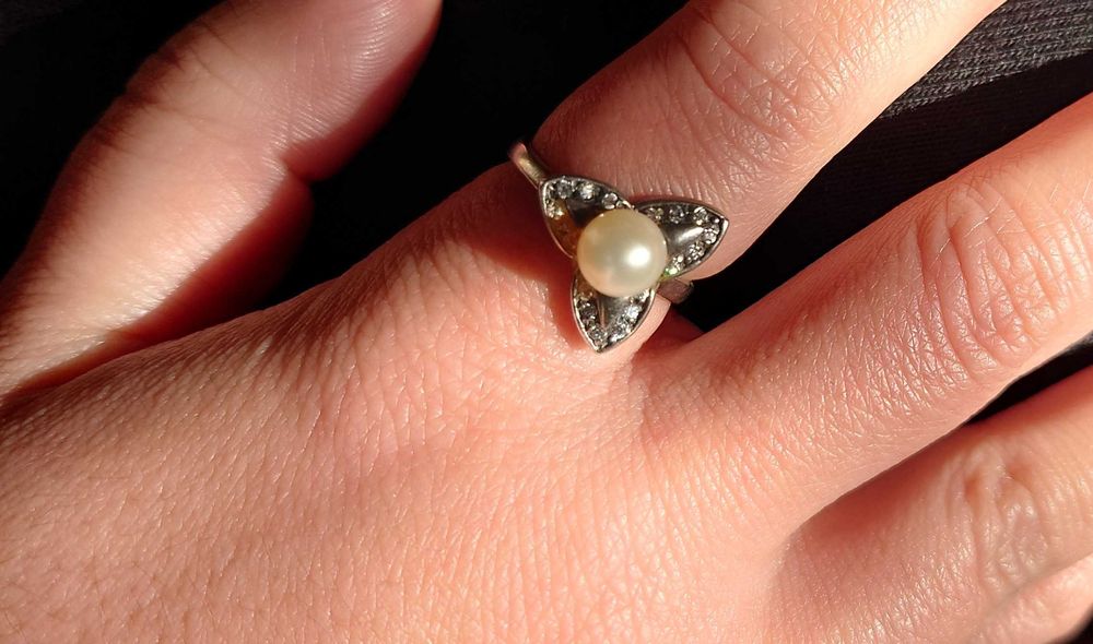 Сребърен пръстен с перла и циркониеви камъчета