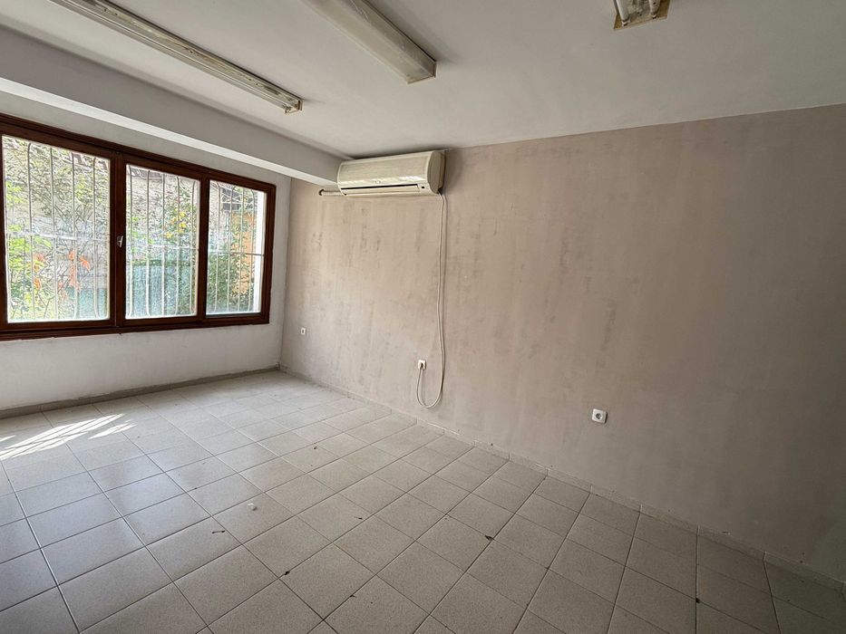 Дава се под наем Офис в Варна, Център - 28 кв.м за 178.5 € - Снимка #1