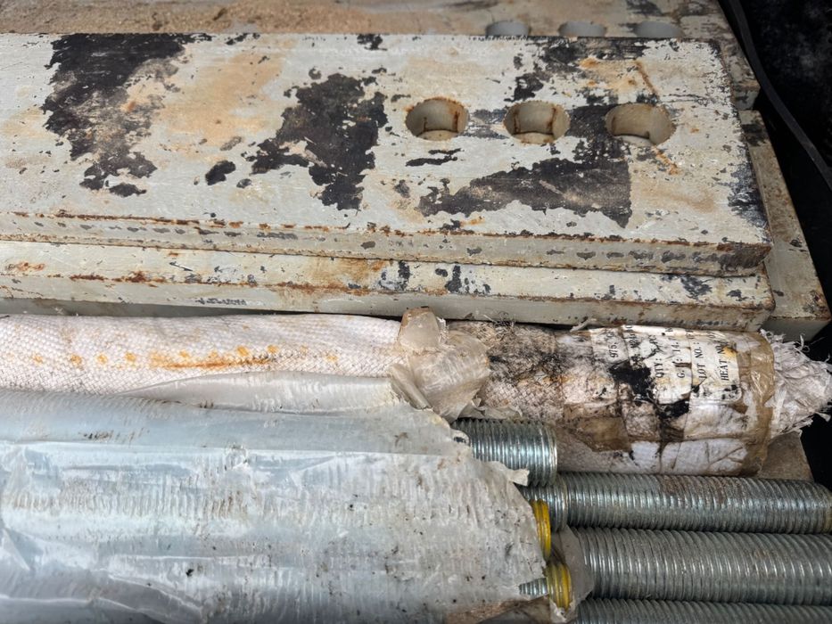 Plăci metalice tablă groasă hală garaj structură stalpi