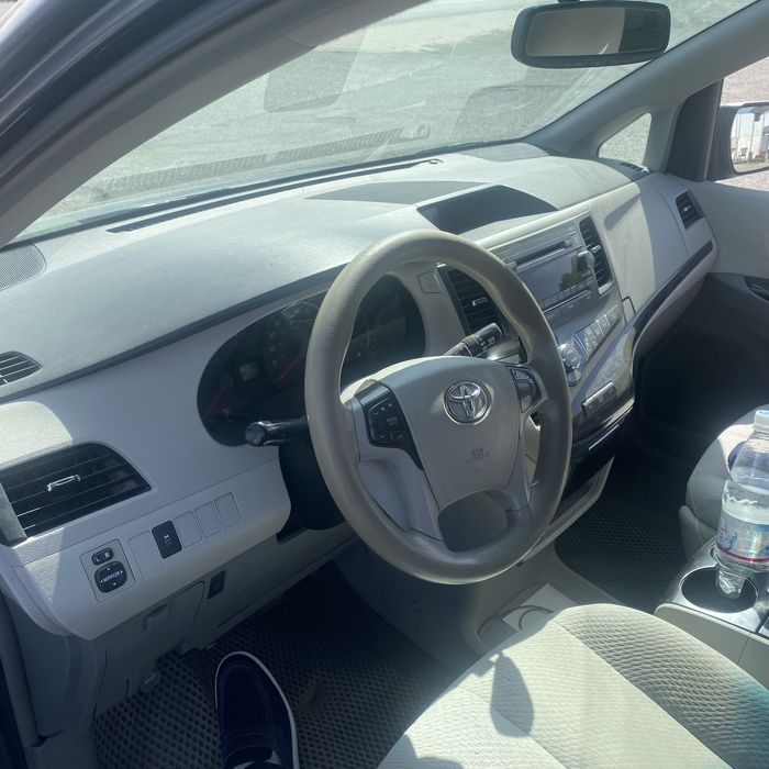 Продам тайота сиена 2014 года