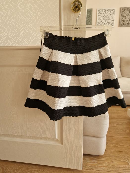 Две поли стилна дантеленс и разкроена