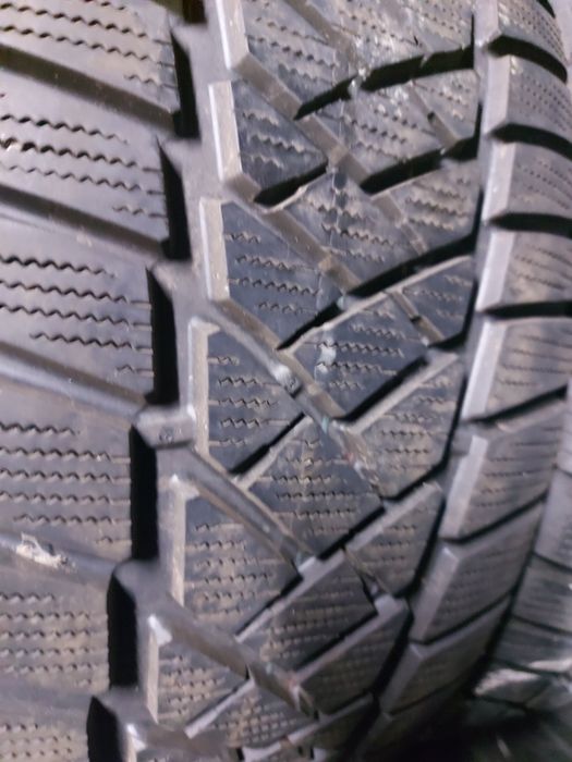 Гуми зимни 235/55R17 DUNLOP