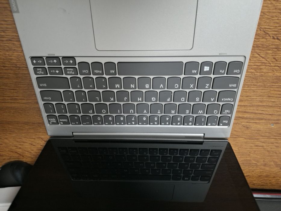 Mini leptop si tableta