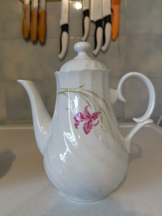 порцеланови чаши за кафе с чинийки, захарница и каничка