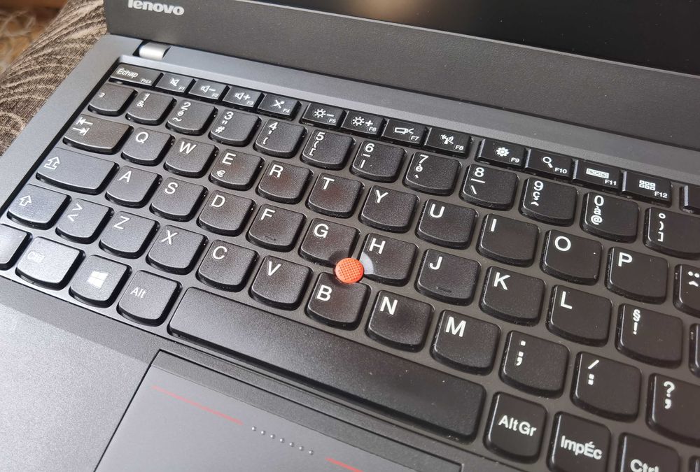 Lenovo ThinkPad X240 с Windows 11 и аксесоари.