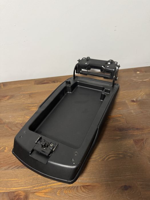 Продам подлокотник Камри 40