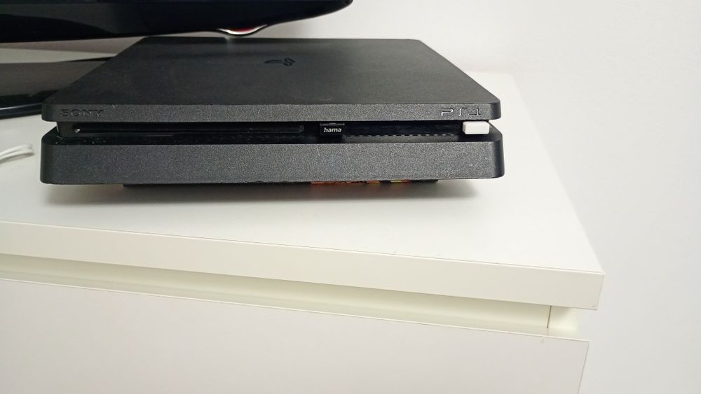 Ps4 în stare bună cu 3 controlere și 2 jocuri