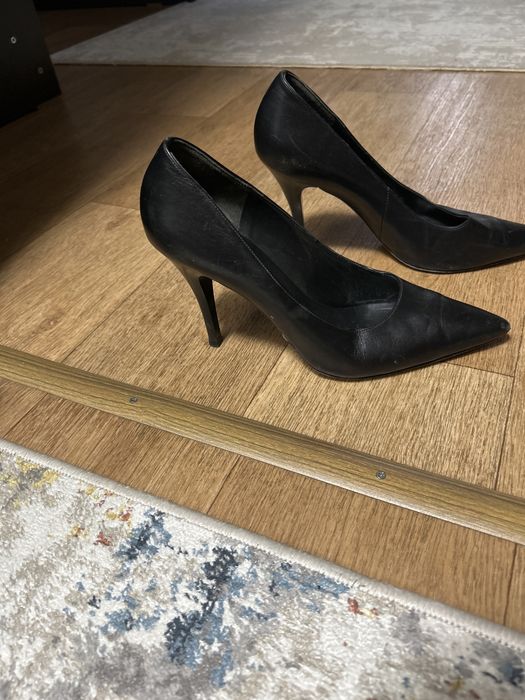 Продам кожанные туфли на шпильке