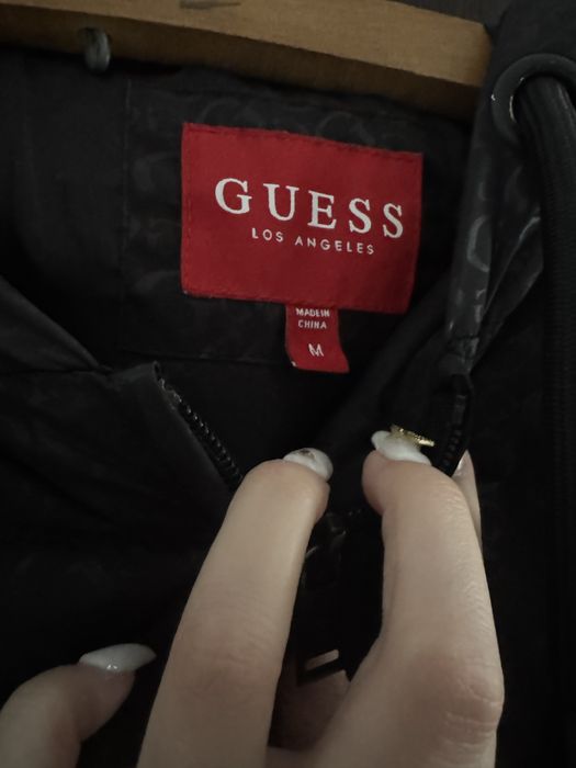 Geacă GUESS impecabil