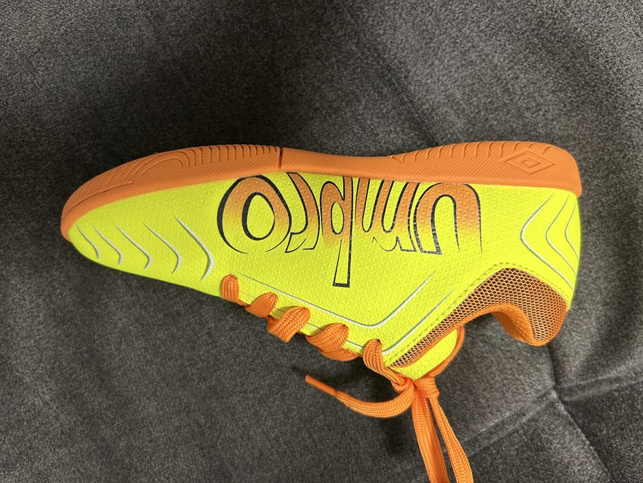 Детски футболни обувки Umbro, 32 номер