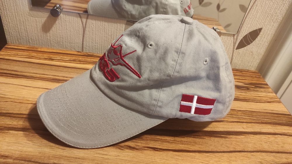 Шапки със козирка