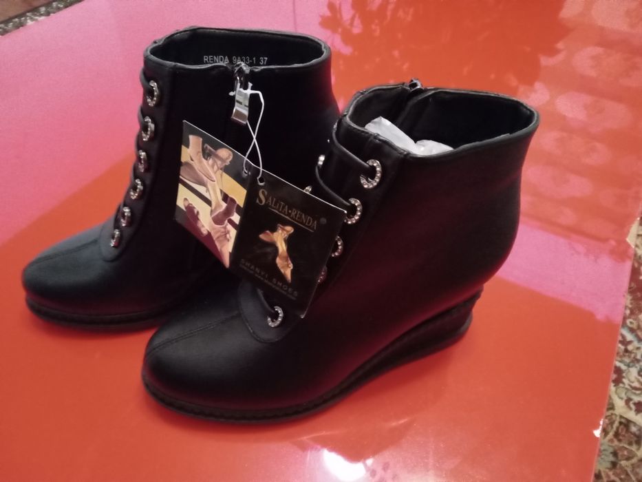 Продаеться зимние сапоги