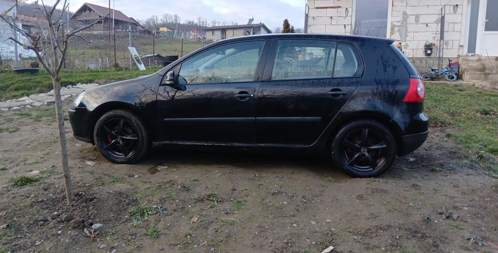 Vând golf 5 ,1.6 bezina adusa recent din germania.