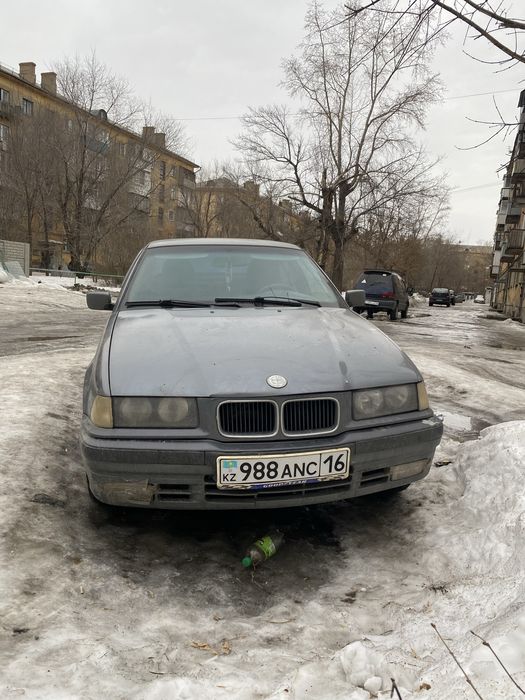 БМВ 318 на увереном ходу