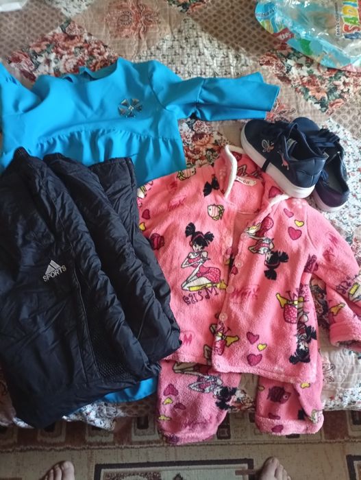 Отдам бесплатно шапочки и вещи