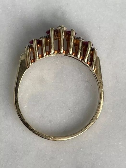 Златен пръстен с диаманти и рубини