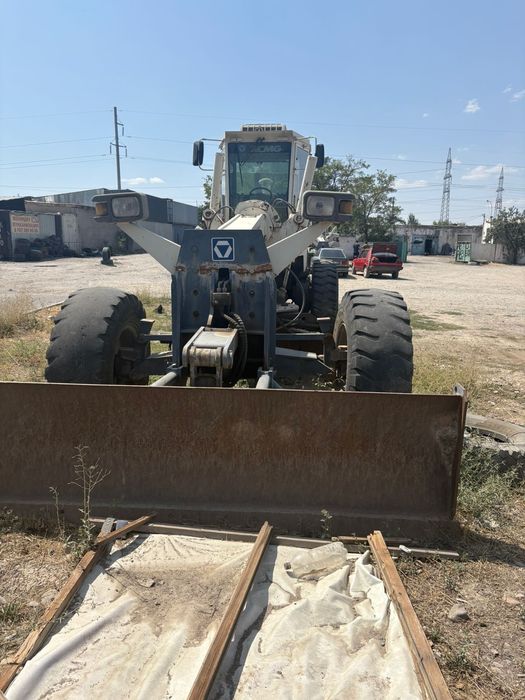 Грейдер XCMG на ходу