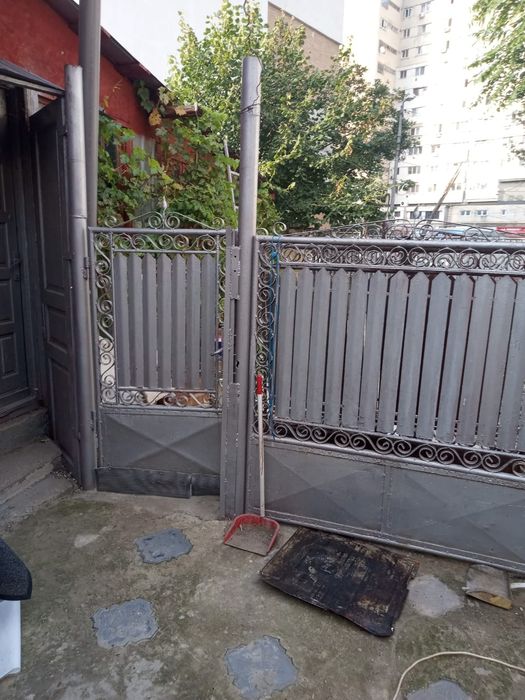 Poartă +2boiuri de gard din fier