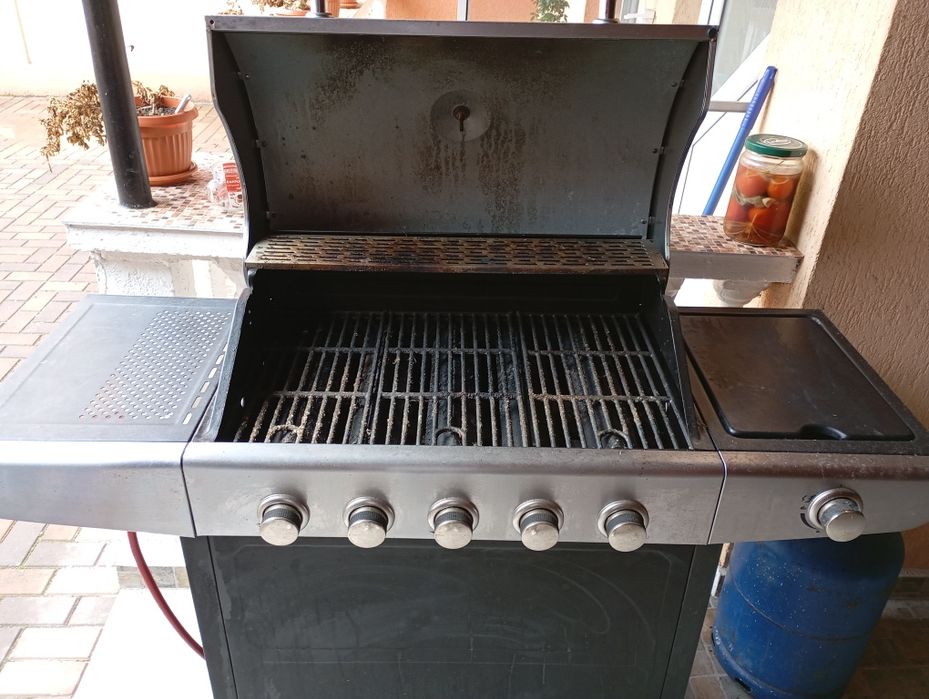 Grătar pe gaz cu suprafața de gătit