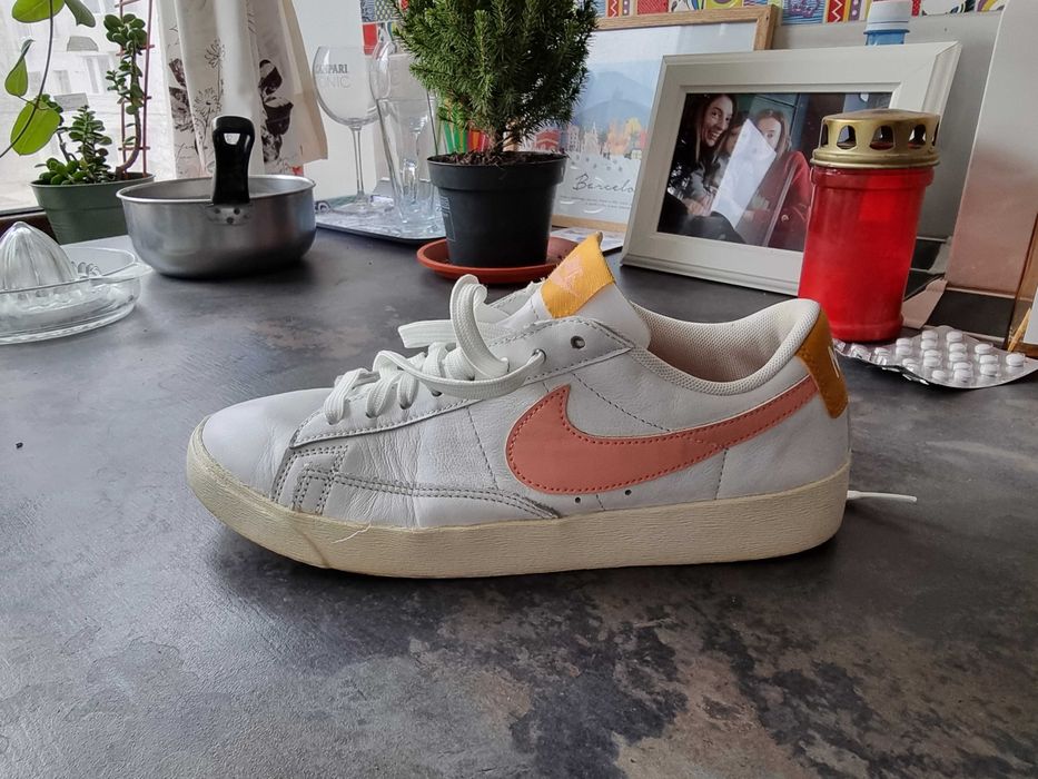 Adidasi nike albi cu portocaliu