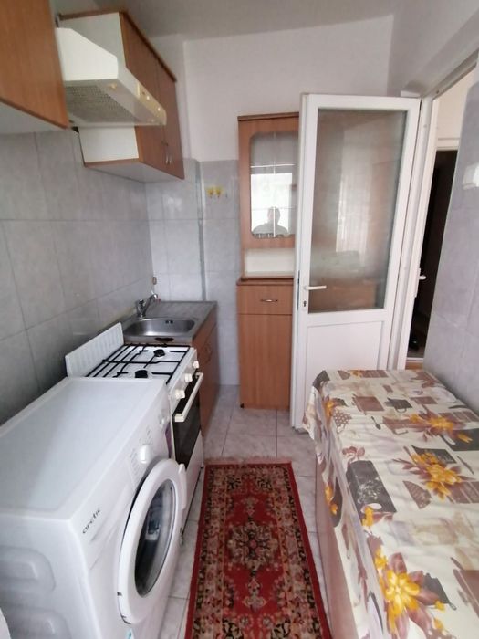 Închiriez garsoniera