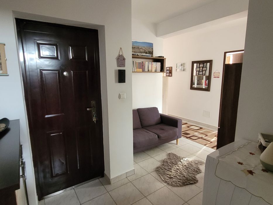 Vând sau schimb apartament 2 camere zona Metro cu casa în împrejurimile Sucevei