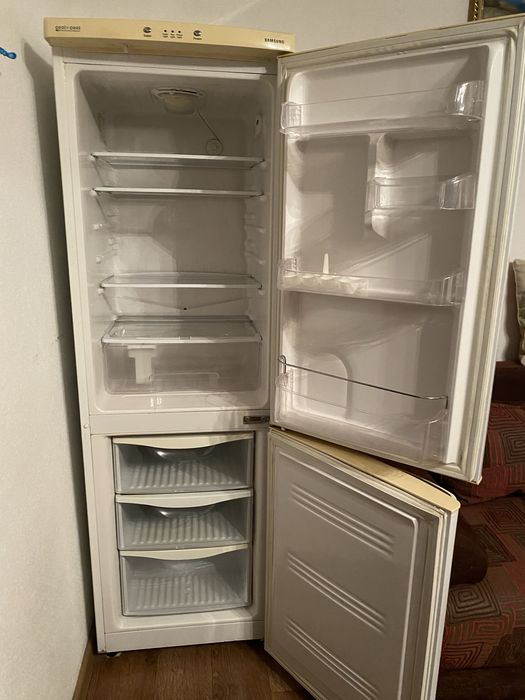 Продам холодильник Samsung RL28FBSW
