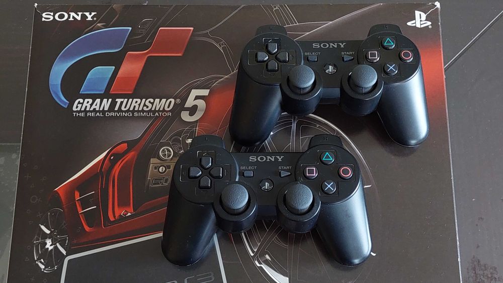 PlayStation 3 + два DualShock 3 и две игри