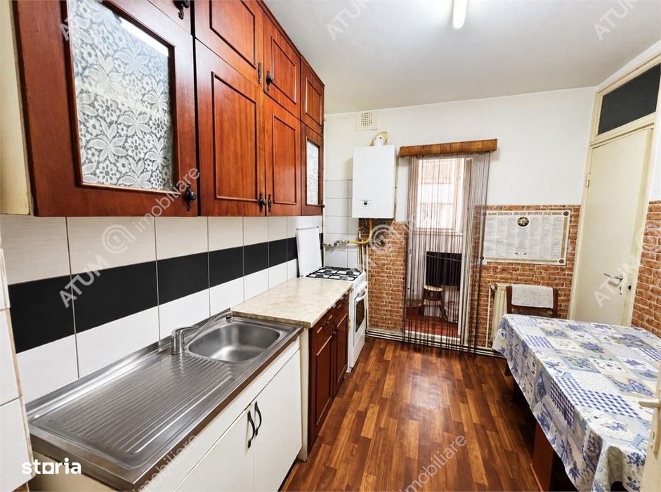 Apartament cu 2 camere decomandate si pivnita zona Semaforului