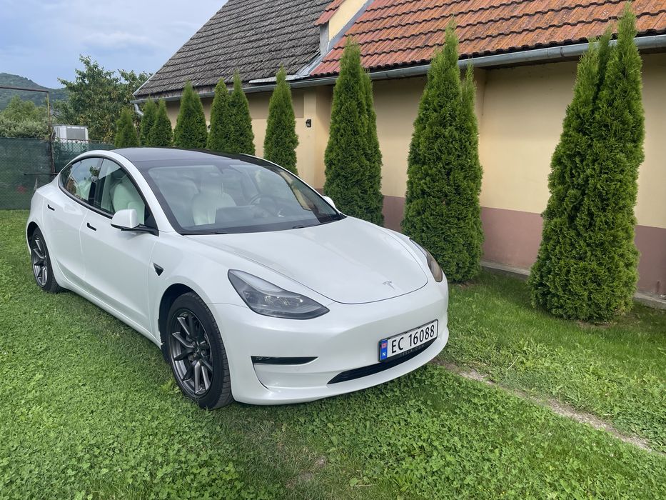 Tesla Model 3 Long Range 2021 POMPA DE CALDURA ,510 km cu 100 % baterie NU SUNT INTERESAT DE SCHIMBURI!! iar prețul este NEGOCIABIL LA FATA LOCULUI!!