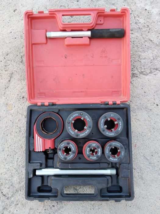 Набор клуппов с плашкодержателем и трещёткой