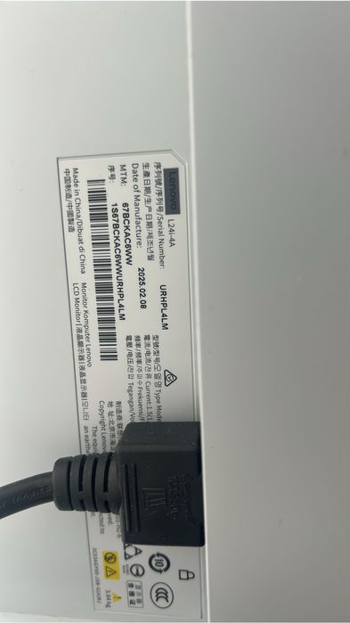 Монитор с кранштейном в комплекте.