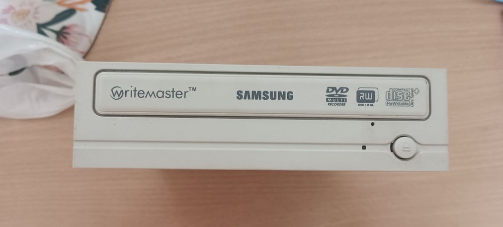 DVD плейър Samsung четящ много формати+записвачка за компютър+дискове