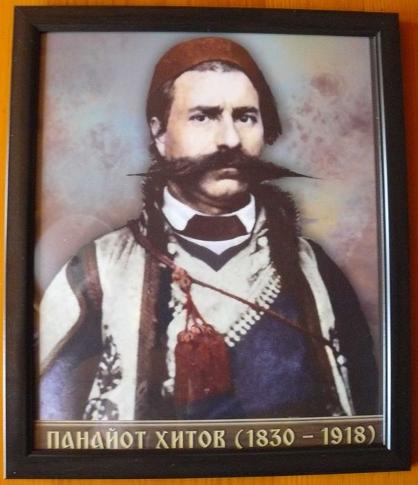 Портрети на Левски, Ботев, Бенковски, Раковски и други