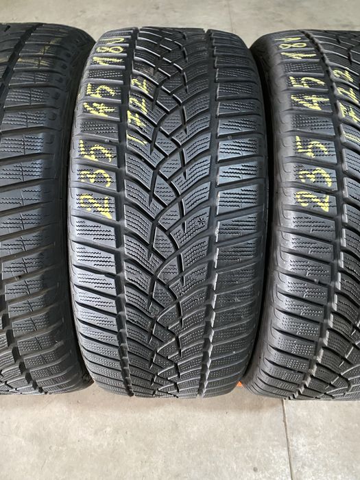 Anvelope iarna 235/45/18 Goodyear Ultra Grip Performance 235 45 18 R18