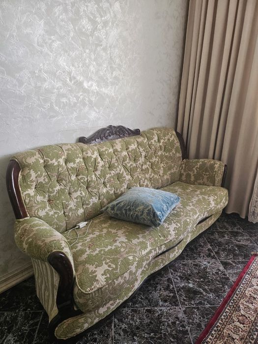 Зелёный диван в хорошем
