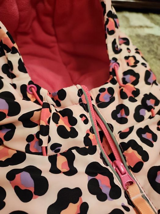 Подплатено яке с качулка, размер 116 см.