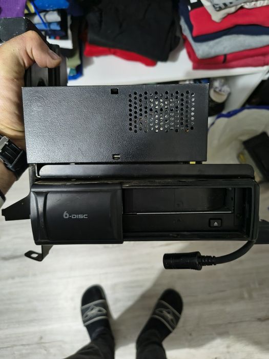 Vând schimb Navigație auto Audi  cu magazie de cd și amplificare