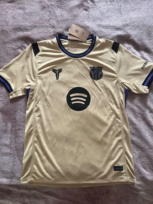 Оригинални футболни екипи: Реал Мадрид, Барселона, Арсенал, ПСЖ