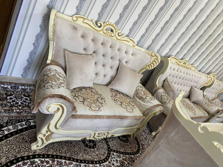 Мягкая мебель, комплект со столом. Почти новая! продаю не торопясь.