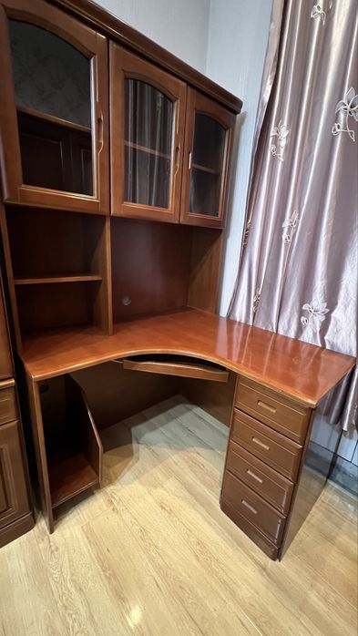 Компьютерный стол с полками