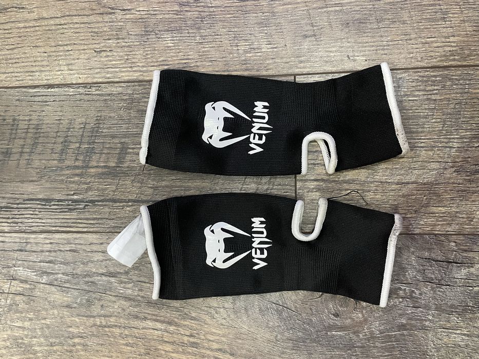 Боксови ръкавици чорапи и протектори на Venum Evo