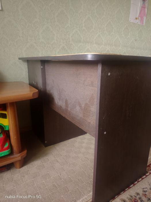 Стол без полок крепкий