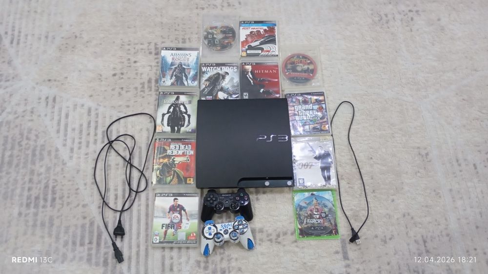 PlayStation 3 slim с 12 дисками  и двумя контроллерами.