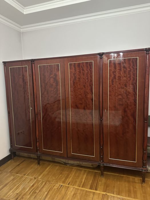 Кровать и шкаф