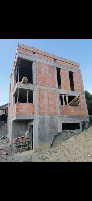 Case la rosu si cheie