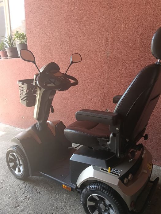 Scuter pentru oameni cu handicap și bătrâni