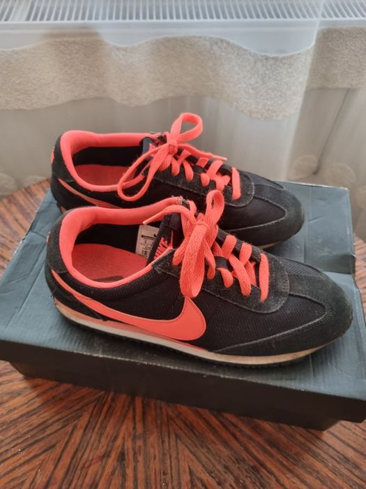 Pantofi sport Nike cu inserții de piele întoarsă, marime 36.5